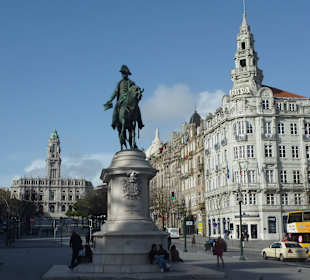 Denkmal an der Avenida Aliados; hinten das Rathaus
