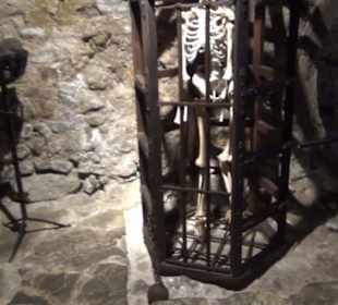 Keller - Gefängnis + Folterkammer