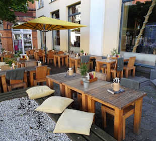 Tische vor dem Peter Pane in Flensburg