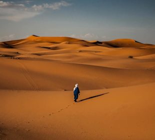Einsamer Wanderer in den Dünen Erg Chebbi