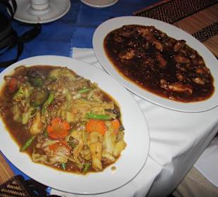 Gemüsecurry und Huhn in Kokossauce