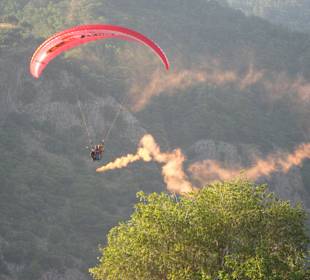 Abendliche Show der Paraglider