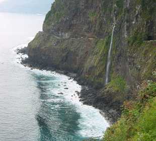 Küste mit dem Brautschleicherwasserfall
