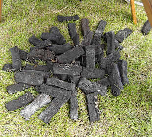 Ein sehr mühseliger Weg bis zum trocknen Brikett !