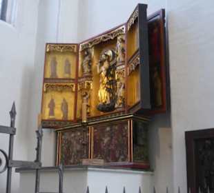 Marienkirche: einer der Seitenaltäre