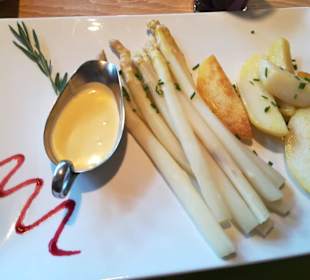 Frischer Spargel mit Sauce Hollandaise