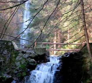 Brücke vor dem Wasserfall