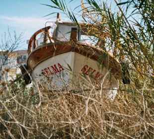 Einsames Boot am Strand