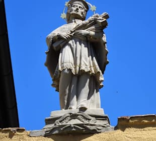 Der heilige Nepomuk über dem Eingang zur Kirche