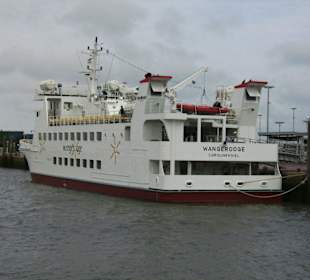 Fähre nach Wangerooge im Hafen Harlesiel
