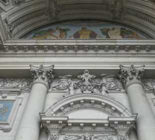 Am Eingang zum Berliner Dom