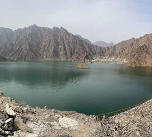 Blick vom Damm auf den künstlichen See