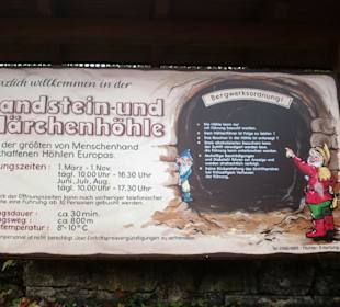 Hinweis-Schild neben dem Eingang