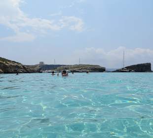 Die vom Comino Hotel & Bungalows ca. 500m entfernte blaue La