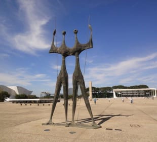 Skulptur "The Warriors", Hintergrund: Justizpalast