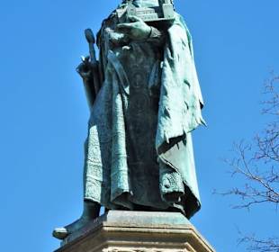 Heinrich der Löwe im Zentrum des Brunnens