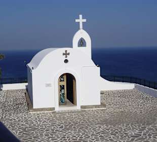 Kirche oberhalb der Anlage