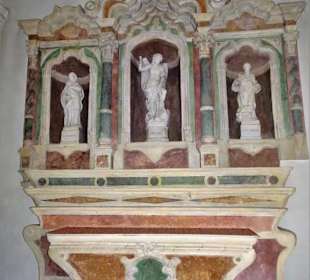 Seitenaltar in den Kapellen des Langschiffes