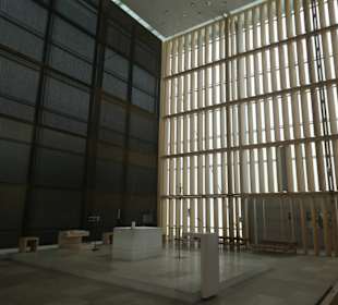 Besuch der neuen, modernen Herz-Jesu-Kirche