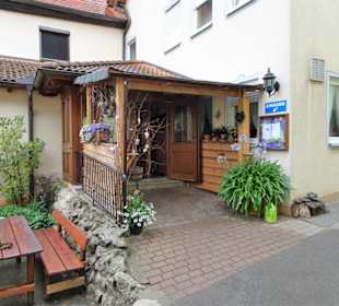Eingang zum Brauerei-Gasthof Hellmuth