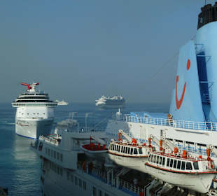 8 Kreuzfahrtschiffe im Hafen von St. Maarten