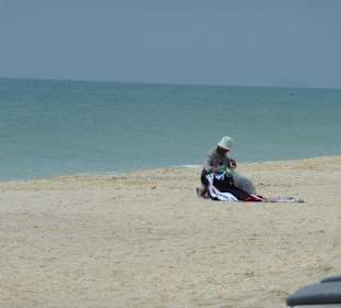 Einer der Strandverkäufer die ihre Wahre anpreisen