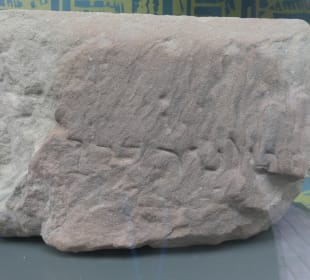 Stein mit jiddischer Inschrift