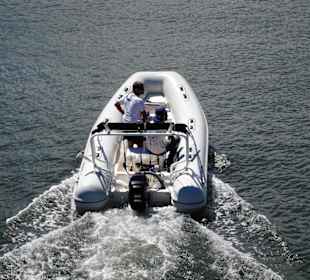 Schlauchboot im Hafen von Saint Gilles