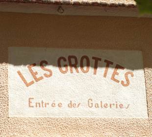 Schild über dem Eingang