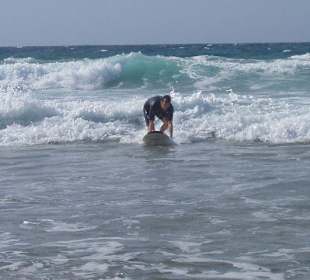Dann wird zaghaft versucht aufzustehen...