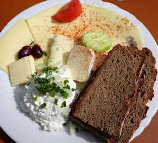 Käseteller im Biergarten Obere Mühle