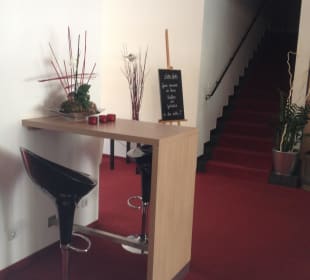 Stehtisch in der Lobby