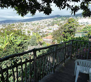 Blick von der Holzterrasse über Funchal