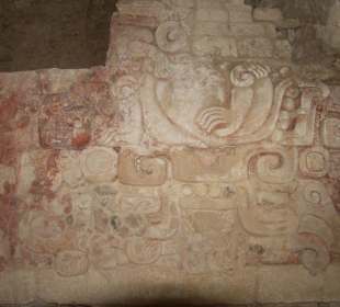 Stuckfries in der Pyramide von Balamku