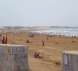 Strand Nähe Hafen am Sonntag