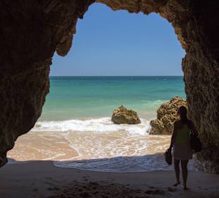 Felsenhöhle beim Wandern entlang der Küste