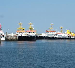 Forschungsschiffe vor Helgoland