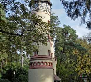 Der alte Wasserturm auf dem Gelände des Friedhofes