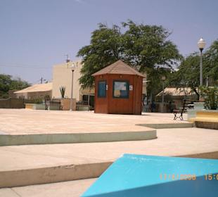 Telefonhäuschen auf dem Marktplatz von Santa Maria