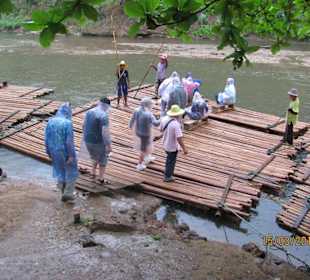 Flossfahrt beim Regen
