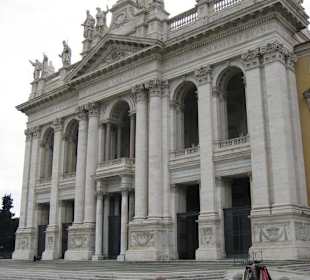 Blick auf den Haupteingang