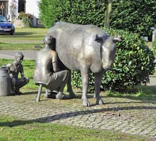 Ansichten der Skulptur Die Melkerin