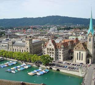 Blick vom Turm des Grossmünsters auf Zürich