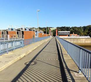 Weg über das Sperrwerk