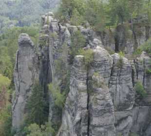 Blick zur Felsenburg Neurathen mit Freilichtmuseum