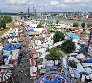 Blick vom Riesenrad auf die Rheinkirmes