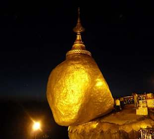 Goldener Felsen bei Nacht