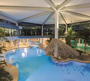 Verwöhnbecken mit Poolbar