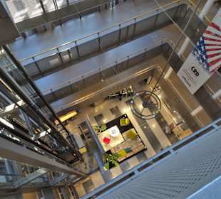 Rundgang durch das Gebäude von "stilwerk"