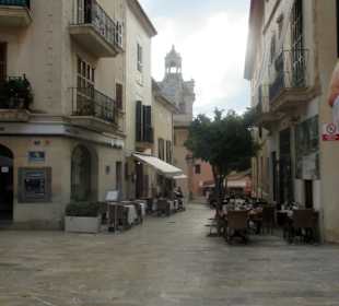 Gasse mit Blick aufs Rathaus 